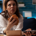 imagem mulher comendo lanche